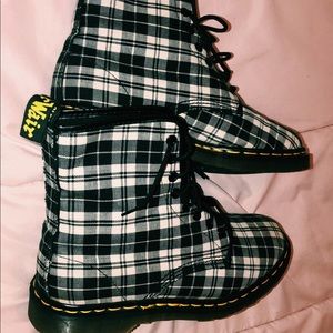 dr. martens black and white tartan plaid boots 🤩